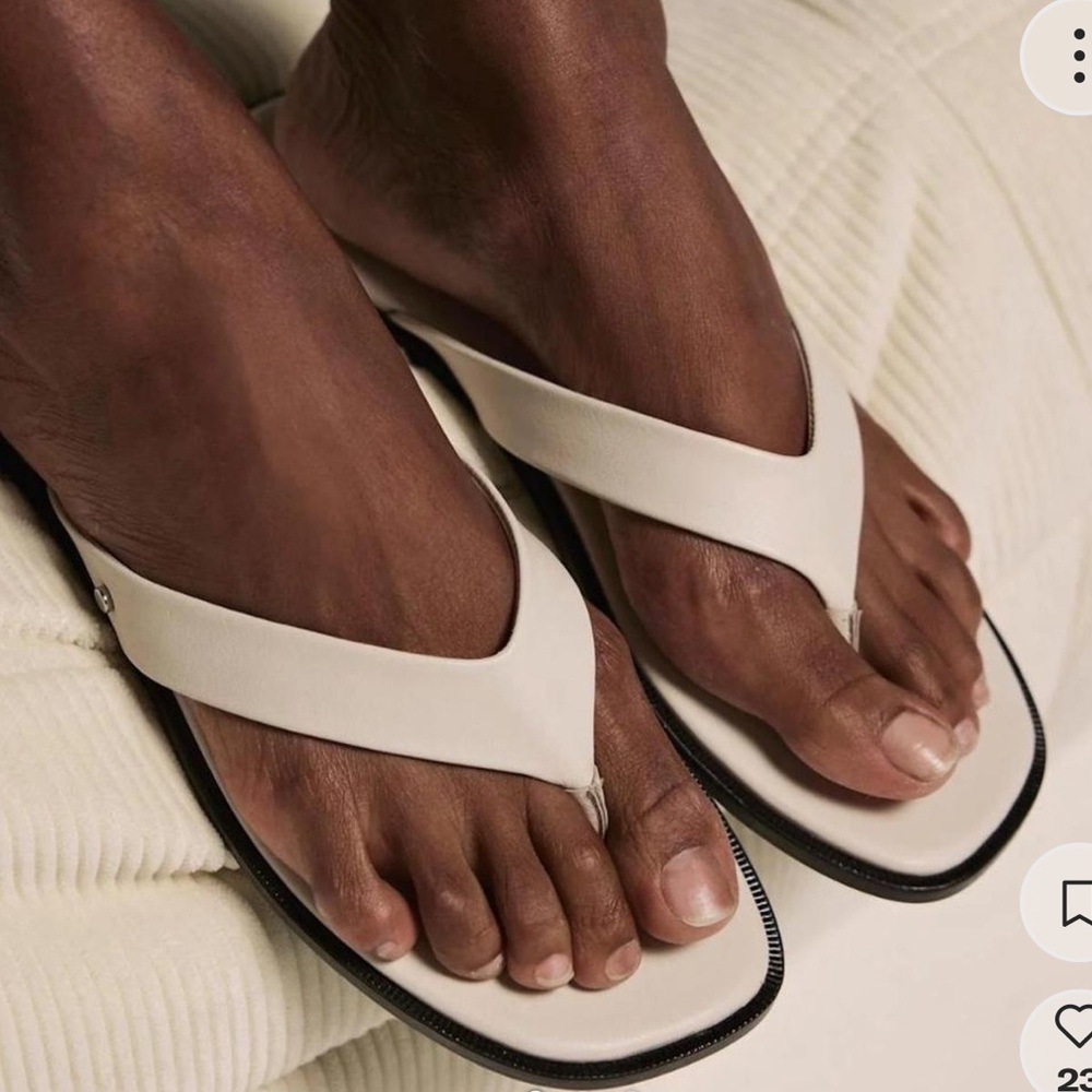 Brand new Mint Velvet leather flip flops 

Flat sole
Silver stud detailing